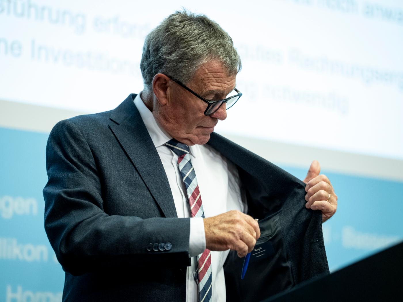 Der Zürcher Finanzdirektor Ernst Stocker (SVP) rechnet für 2026 mit einem deutlich besseren Rechnungsabschluss als ursprünglich erwartet. Unter anderem dürften die Steuereinnahmen höher ausfallen. (Archivbild)