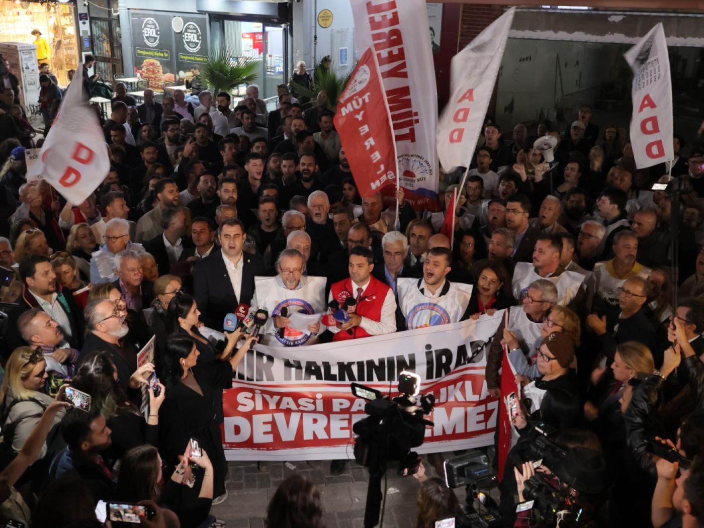 Die Aufnahme vom Abend des 05. Oktober zeigt Demonstranten die sich vor dem Turkan-Saylan-Kulturzentrum versammeln, um gegen Berichte zu protestieren, wonach der Bürgermeister von Izmir der regierenden AKP beitreten könnte. Foto: Turgay Kilic/JNA via ZUMA Press Wire/dpa
