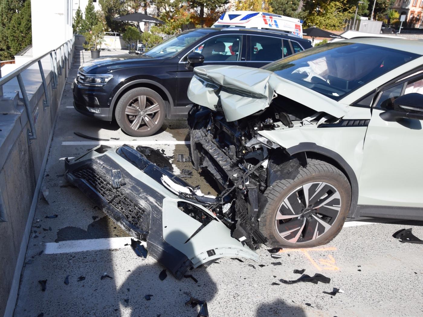 Eine Autofahrerin prallte mit ihrem Fahrzeug in Pontresina in eine Mauer.