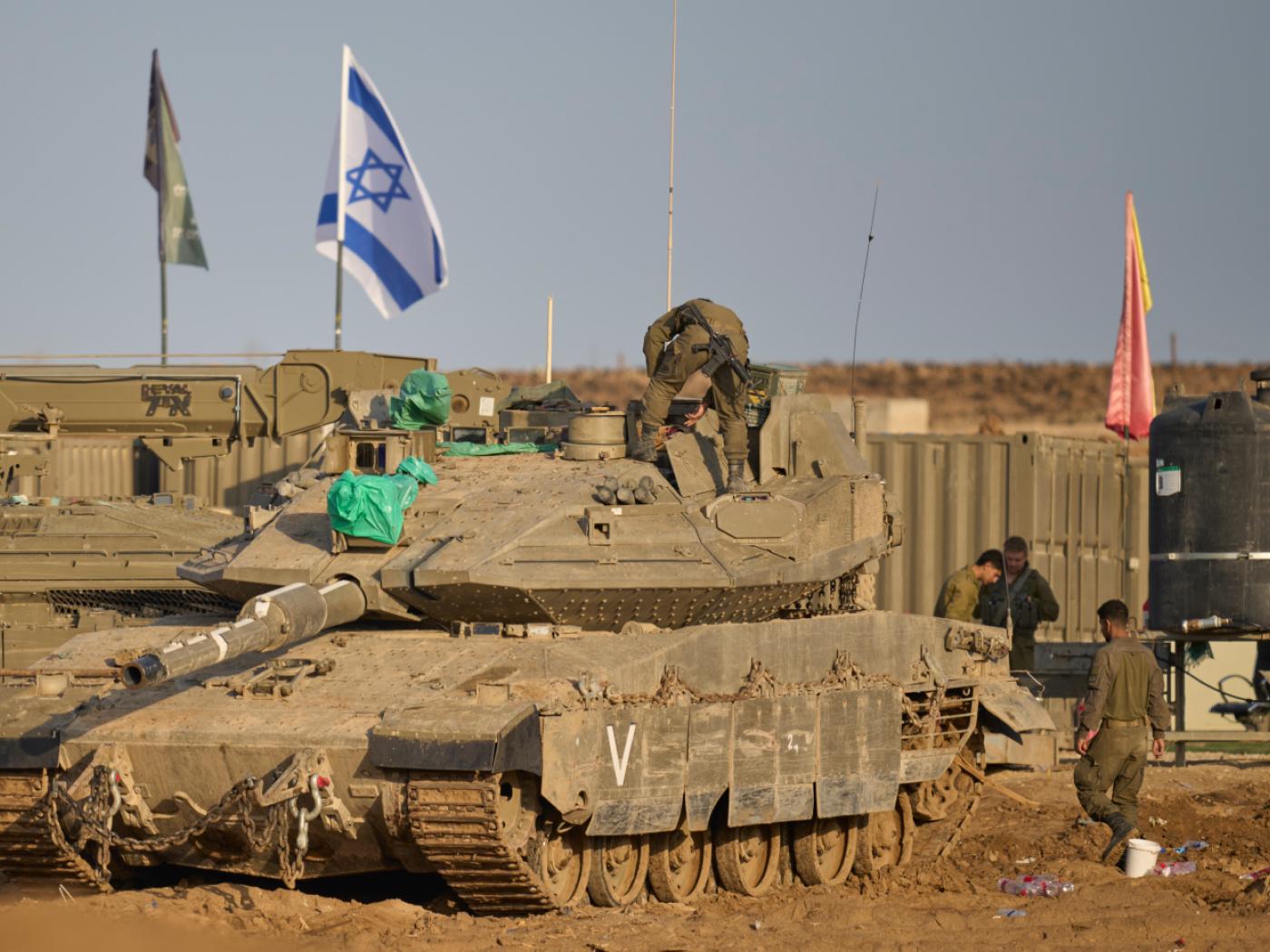 ARCHIV - Israelische Soldaten arbeiten an Panzern in einem Bereitstellungsraum an der Grenze zum Gazastreifen im Süden Israels. Foto: Ohad Zwigenberg/AP/dpa