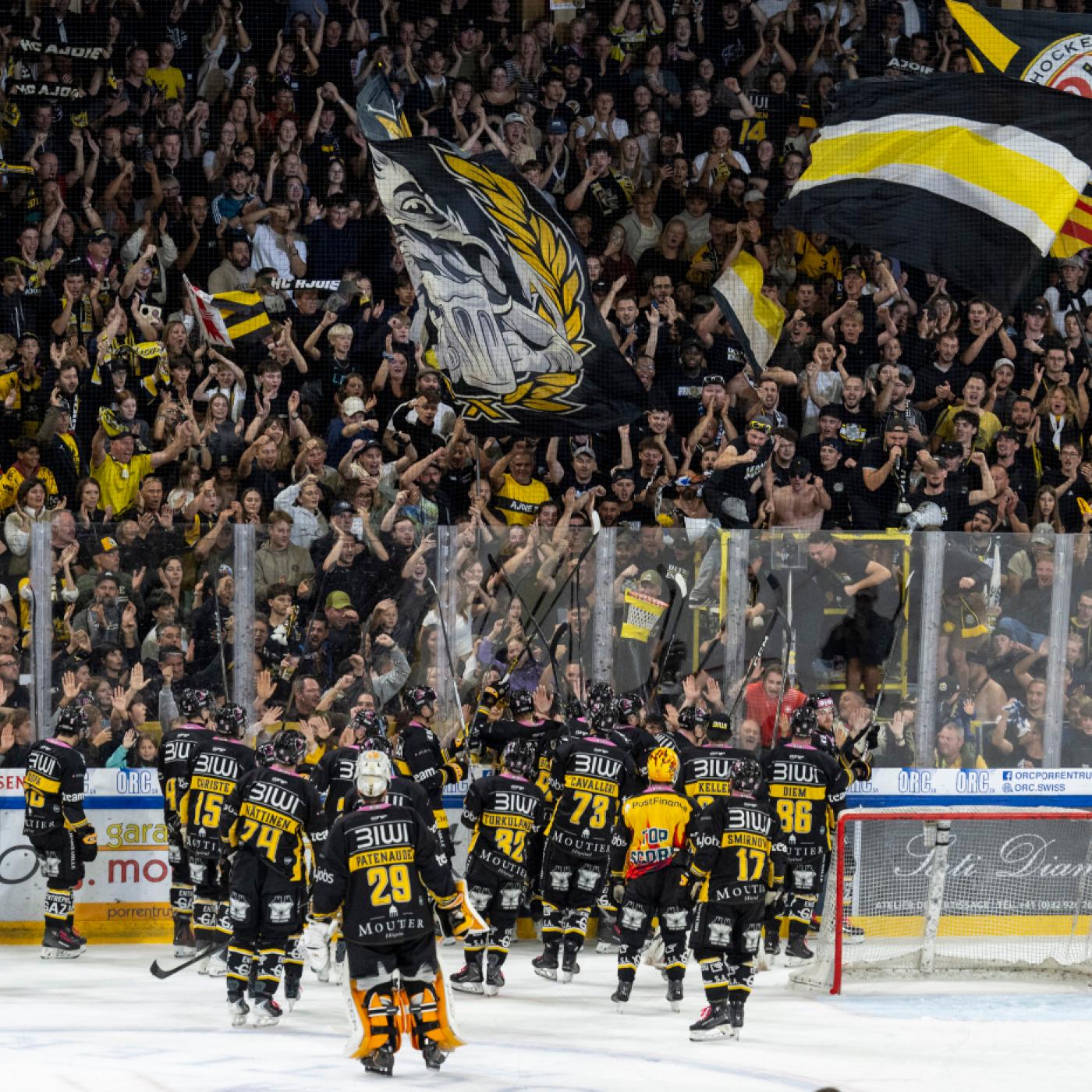 Die Spieler von Ajoie lassen sich von den Fans feiern