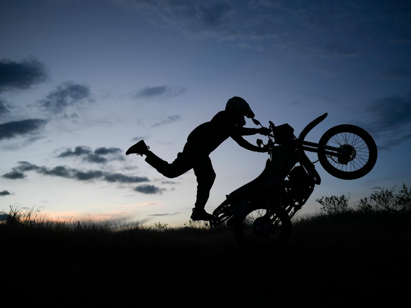 Ein 21-jähriger Töfffahrer übte auf stark befahrenen Strassen so genannte Wheelies. Dabei stand er sogar mit beiden Beinen auf der Sitzfläche. (Symbolbild)