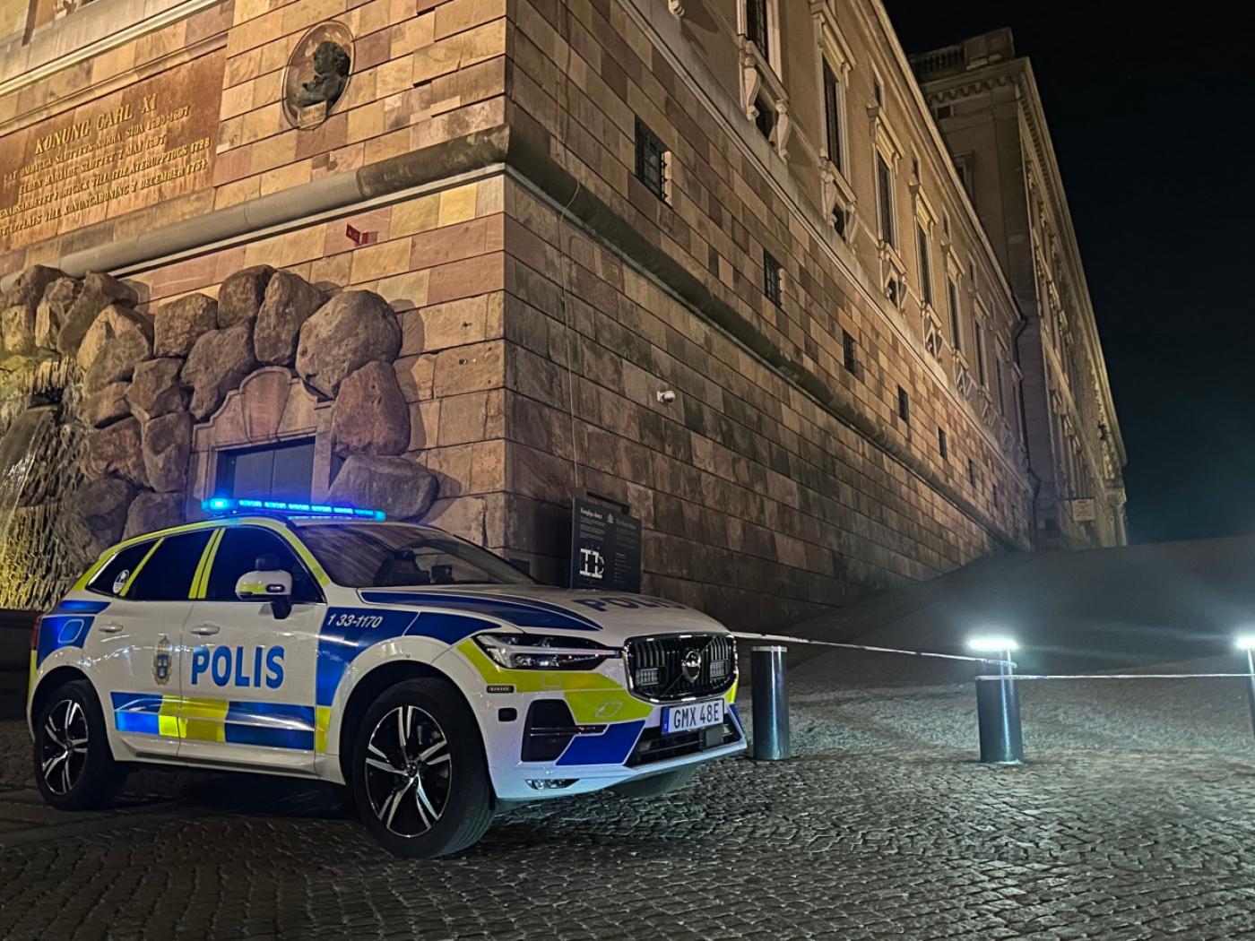 Ein Polizeiwagen steht vor der zentralen Zufahrt zum Königsschloss in der Stockholmer Altstadt. Foto: Steffen Trumpf/dpa