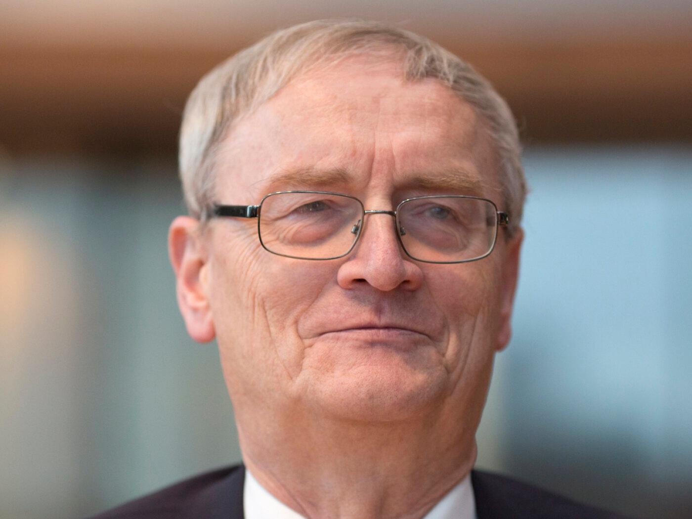 ARCHIV - Der ehemalige Präsident des Bundesnachrichtendienstes (BND), August Hanning, wartet im Marie-Elisabeth-Lüders-Haus in Berlin auf den Beginn der Sitzung des NSU-Untersuchungsausschusses. Foto: Florian Schuh/dpa