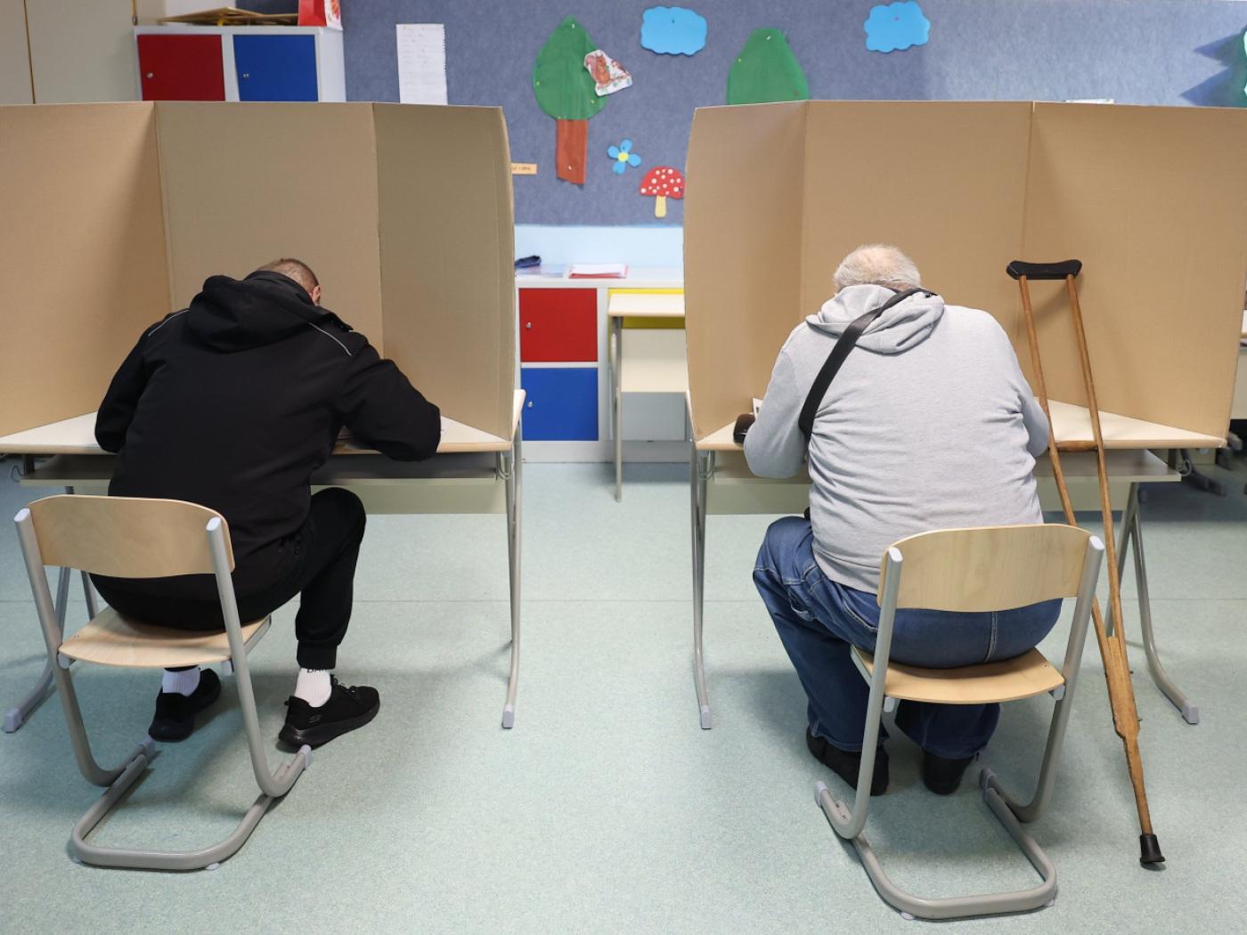 Bei den Parlamentswahlen geben Wähler ihre Stimmen ab. In dem Balkanland, das in die EU strebt, werden Institutionen auf sechs Ebenen gewählt. Bestimmt werden die Zusammensetzungen des dreiköpfigen Staatspräsidiums, des gesamtstaatlichen Parlaments sowie der Parlamente der zwei Landesteile. Foto: Armin Durgut/AP/dpa