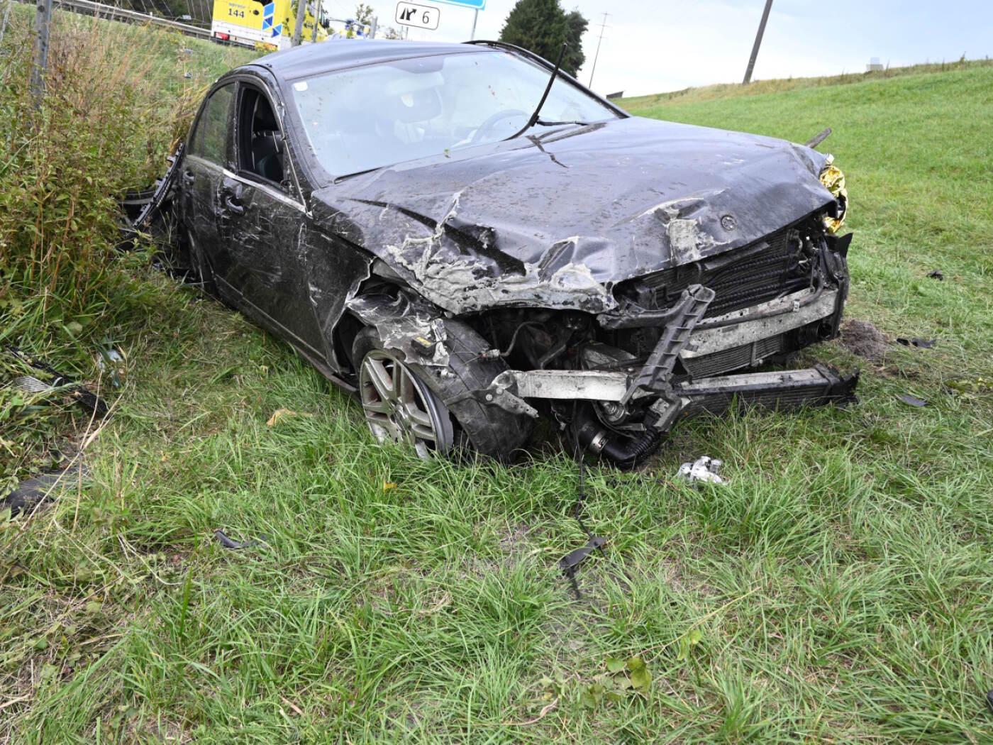 Der Fahrer des Autos wurde beim Unfall lebensbedrohlich verletzt.