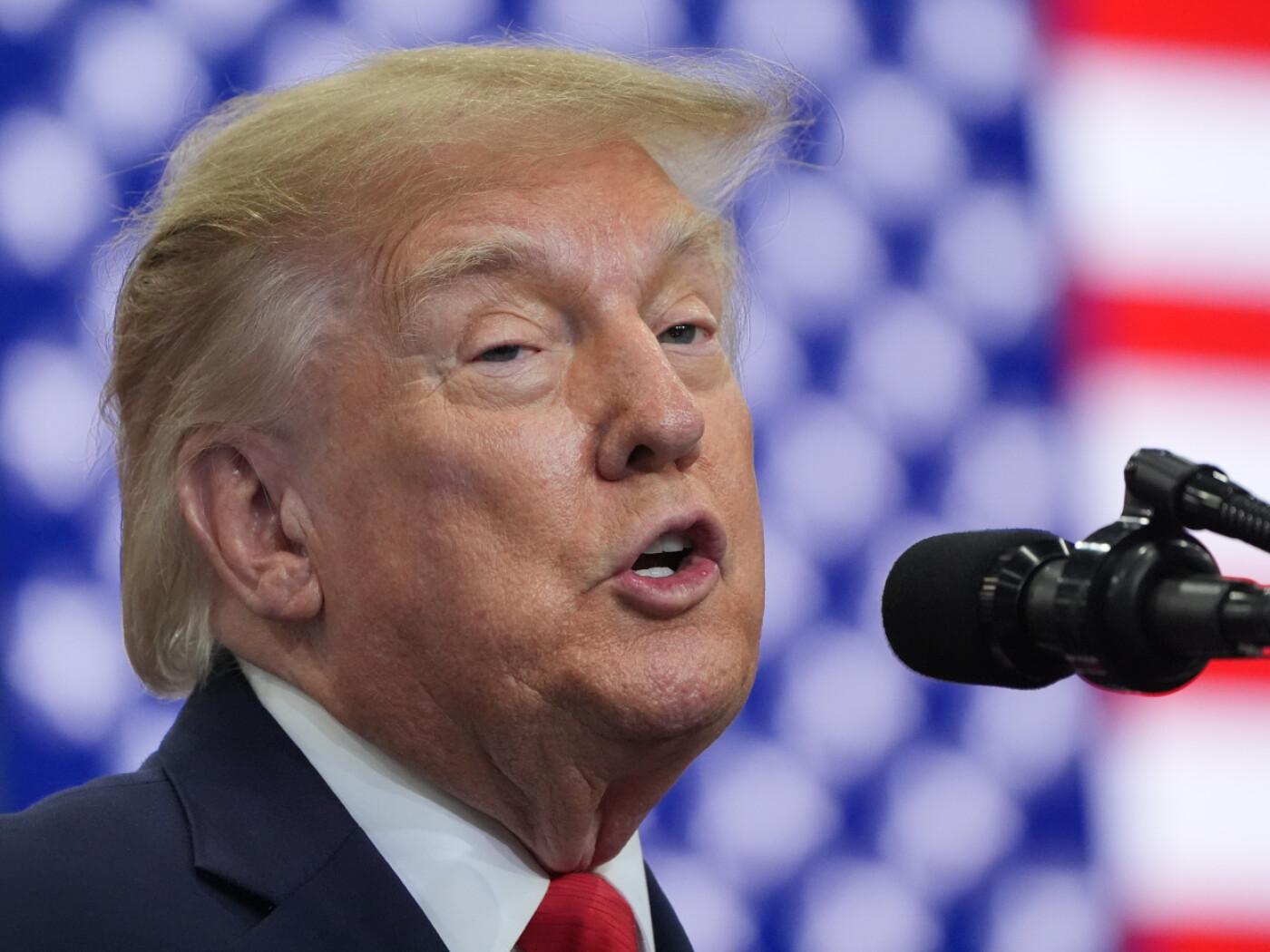 US-Präsident Donald Trump hält in Wasilla, Alaska, eine Rede bei einer Wahlkampfveranstaltung im Curtis D. Menard Memorial Sports Center. Foto: Alex Brandon/AP/dpa