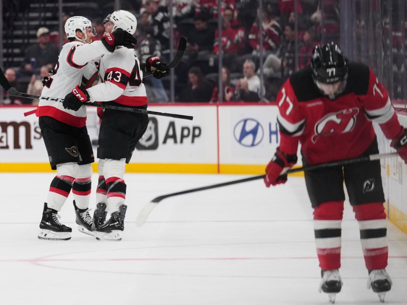 Die Spieler der Ottawa Senators jubeln im Heimstadion der New Jersey Devils