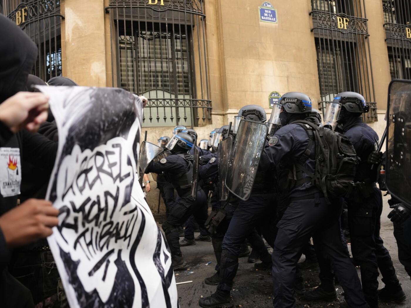 ARCHIV - Bei einer Demonstration in Frankreich kommt es zu Auseinandersetzungen zwischen Schülern und der Polizei. Foto: Teresa Suarez/AP/dpa