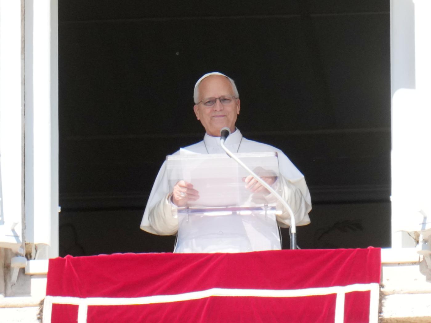 dpatopbilder - Papst Leo XIV. spricht auf dem Petersplatz im Vatikan das Angelusgebet. Foto: Gregorio Borgia/AP/dpa