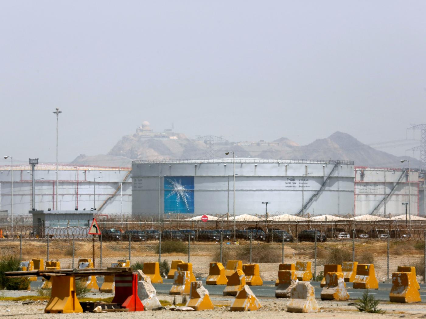 ARCHIV - Tanklager in der North Jiddah Bulk Plant, einer Ölanlage von Saudi Aramco. Foto: Amr Nabil/AP/dpa
