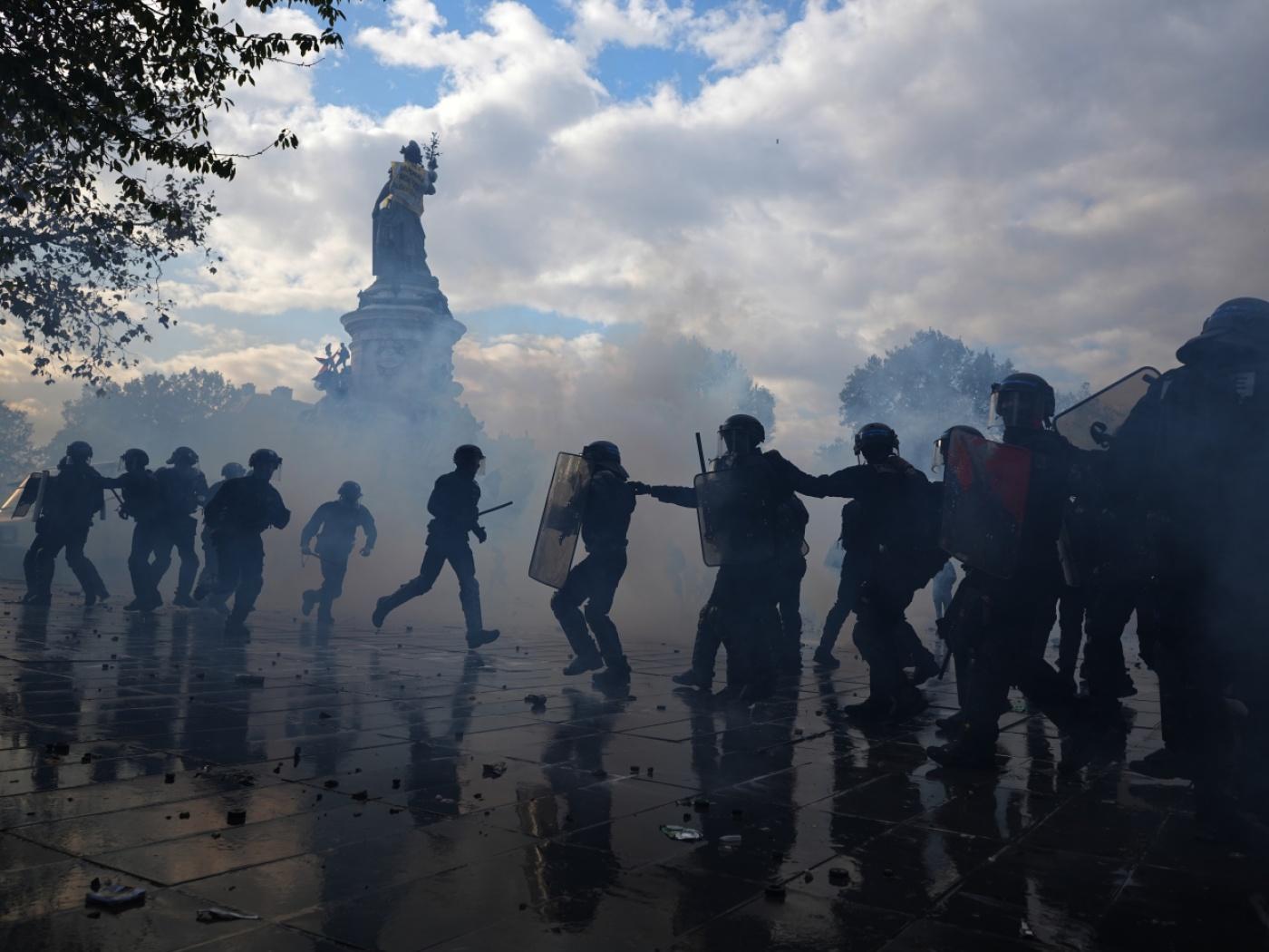 Zusammenstöße zwischen Polizei und Demonstranten in Paris. Foto: Thibault Camus/AP/dpa