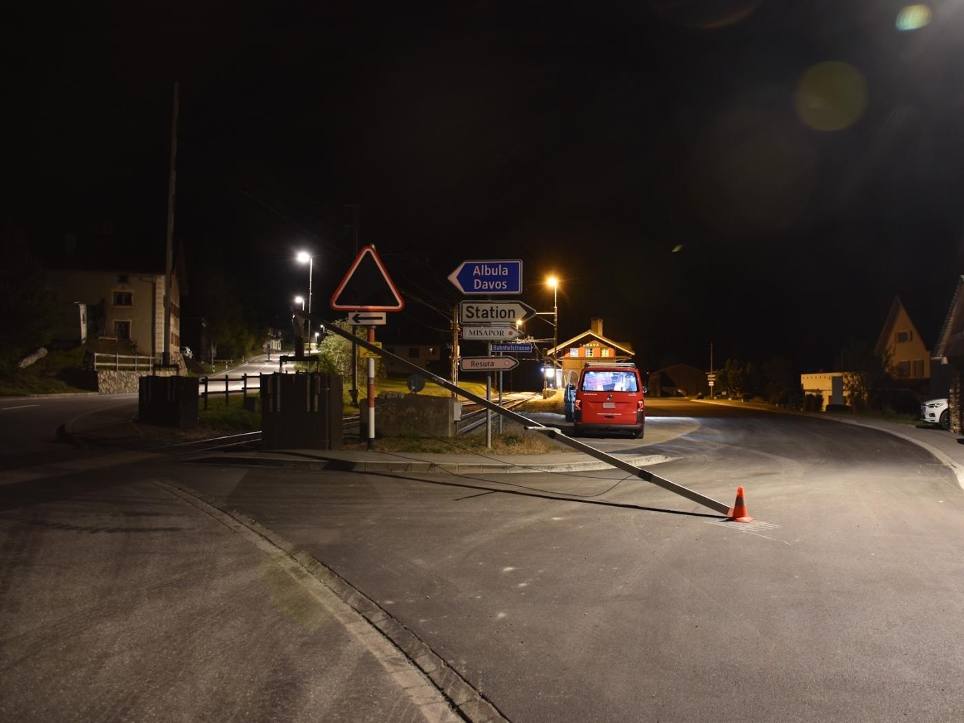 Ein unbekanntes Fahrzeug beschädigte in Surava eine Bahnschranke. Der Unfall wurde nicht gemeldet.
