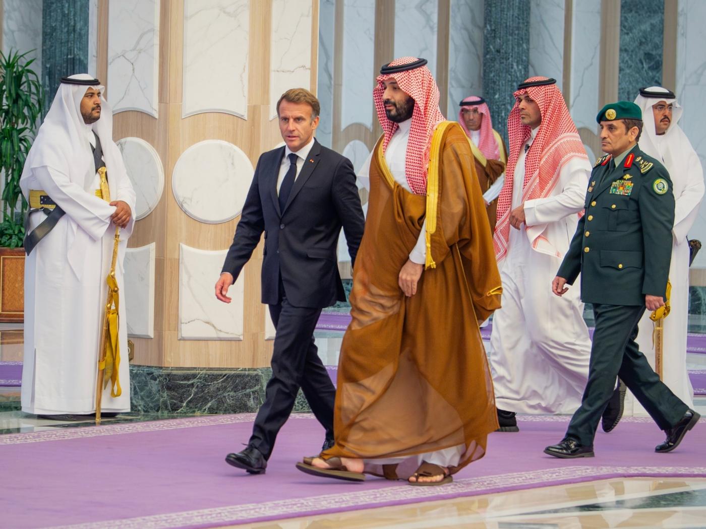 HANDOUT - Auf diesem Foto, das von der staatlichen saudischen Nachrichtenagentur SPA veröffentlicht wurde, begrüßt der saudische Kronprinz und de-facto Herrscher Mohammed bin Salman (r) den französischen Präsidenten Emmanuel Macron. Foto: SPA via AP/dpa - ACHTUNG: Nur zur redaktionellen Verwendung und nur mit vollständiger Nennung des vorstehenden Credits