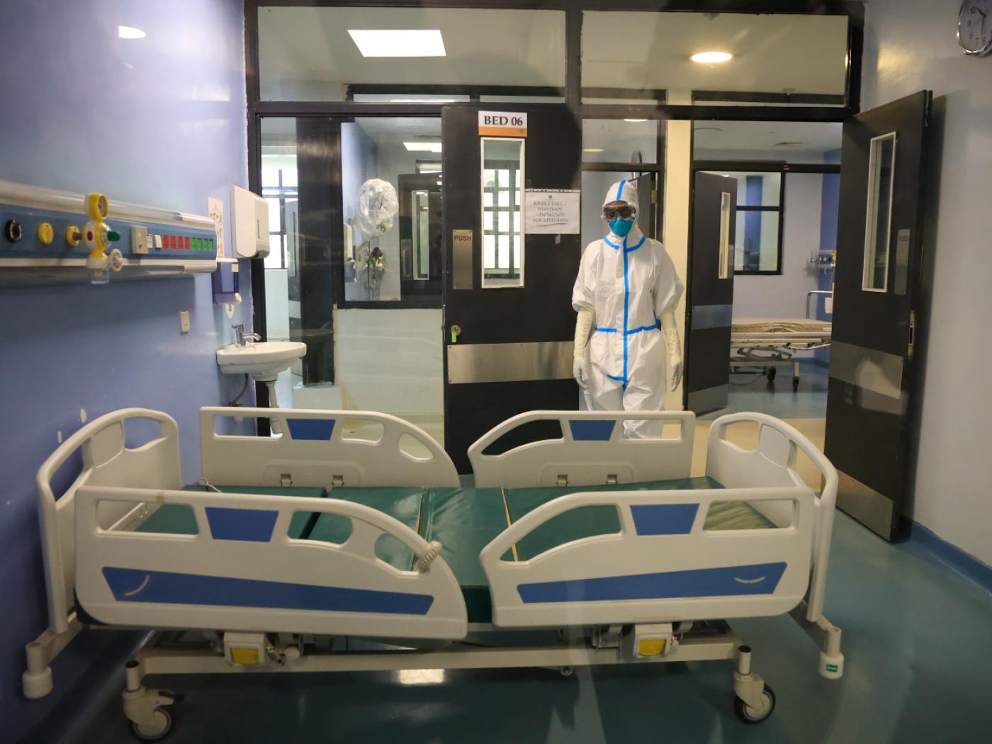 Ein Mitarbeiter des Gesundheitswesens steht in einer Ebola-Isolationsstation in Nairobi. Foto: Andrew Kasuku/AP/dpa