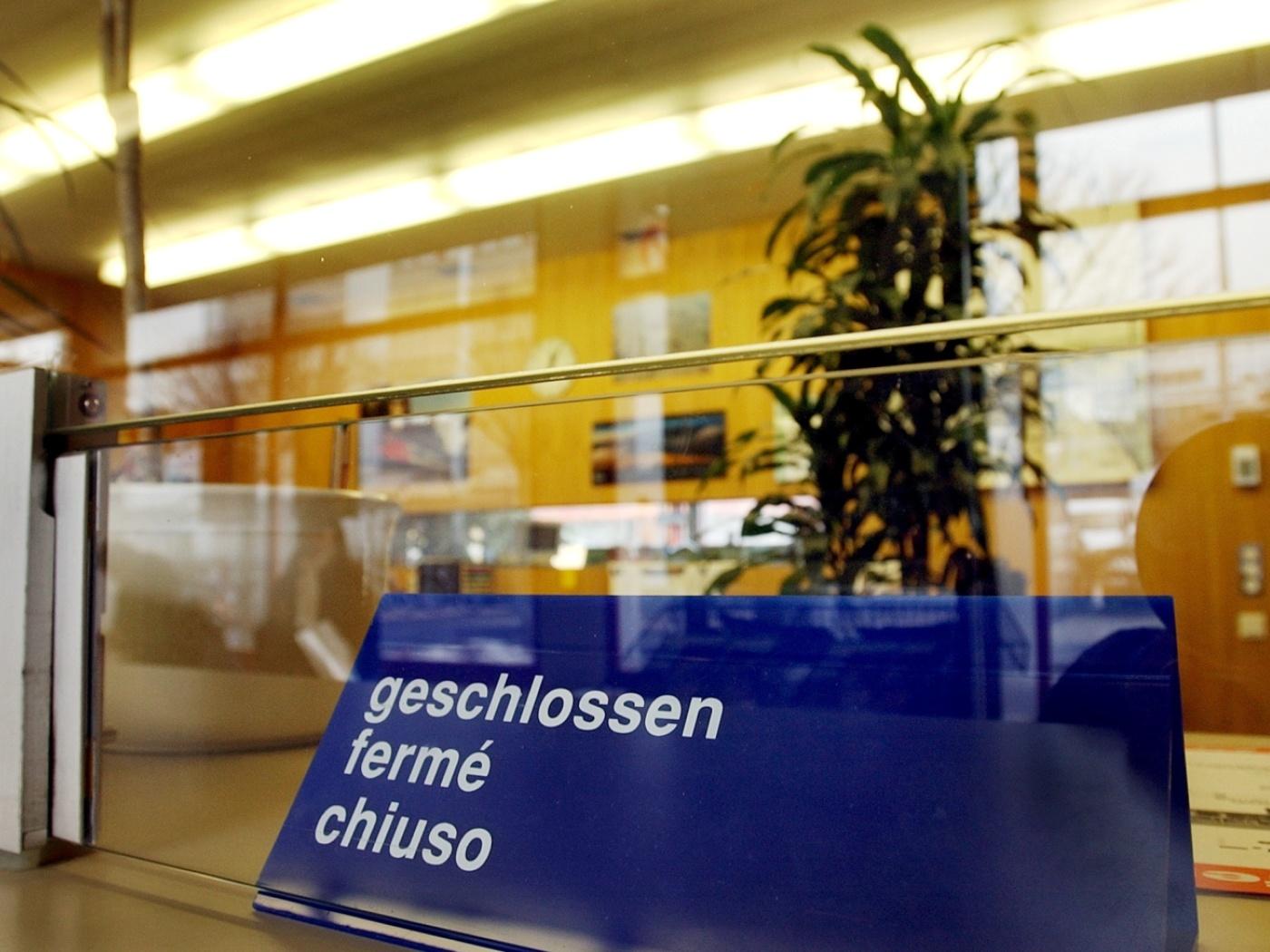 Der Ticketkauf verlagert sich ins Digitale, die SBB ziehen nach: Ab 2027 schliessen 13 weitere Bahnschalter. Nur noch drei Prozent der Billette werden persönlich verkauft. (Archivbild)