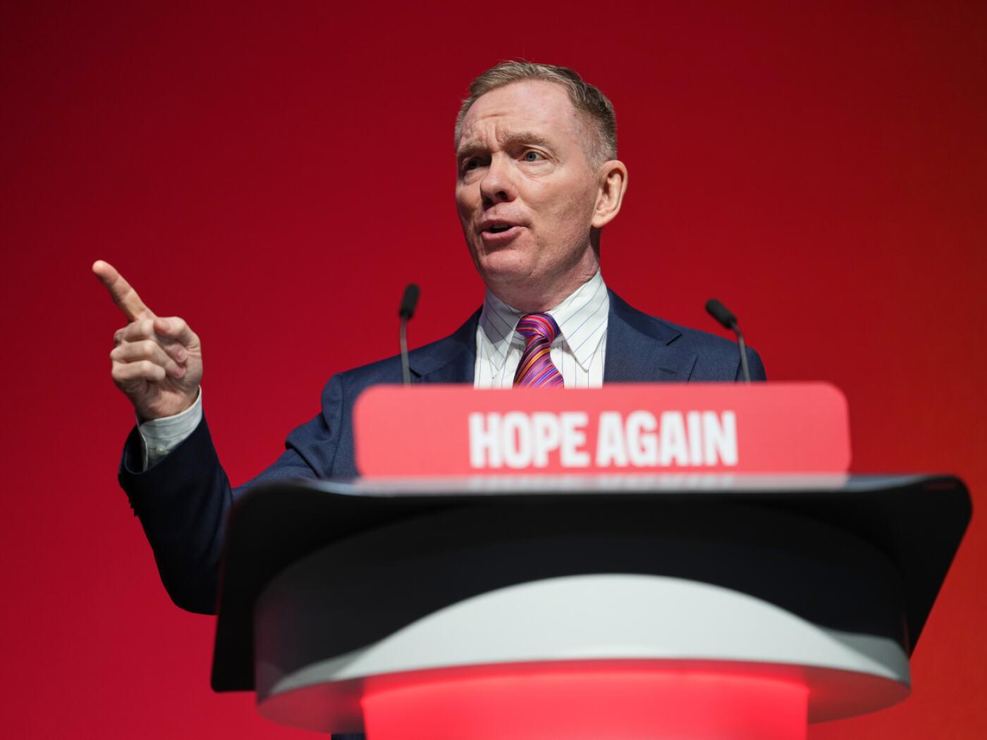 Chris Bryant, Großbritanniens Minister für Nordirland, hält eine Rede auf dem Parteitag der Labour-Partei im ACC Liverpool. Foto: Jon Super/AP/dpa