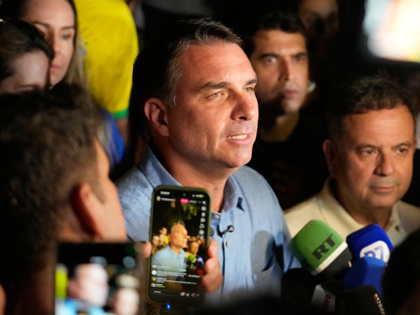 dpatopbilder - Der Präsidentschaftskandidat der Opposition, Senator Flavio Bolsonaro, spricht nach dem ersten Wahlgang der Präsidentschaftswahl. Die Präsidentenwahl in Brasilien wird sich in einer Stichwahl zwischen dem linken Amtsinhaber da Silva und dem rechten Senator Bolsonaro entscheiden. Foto: Eraldo Peres/AP/dpa