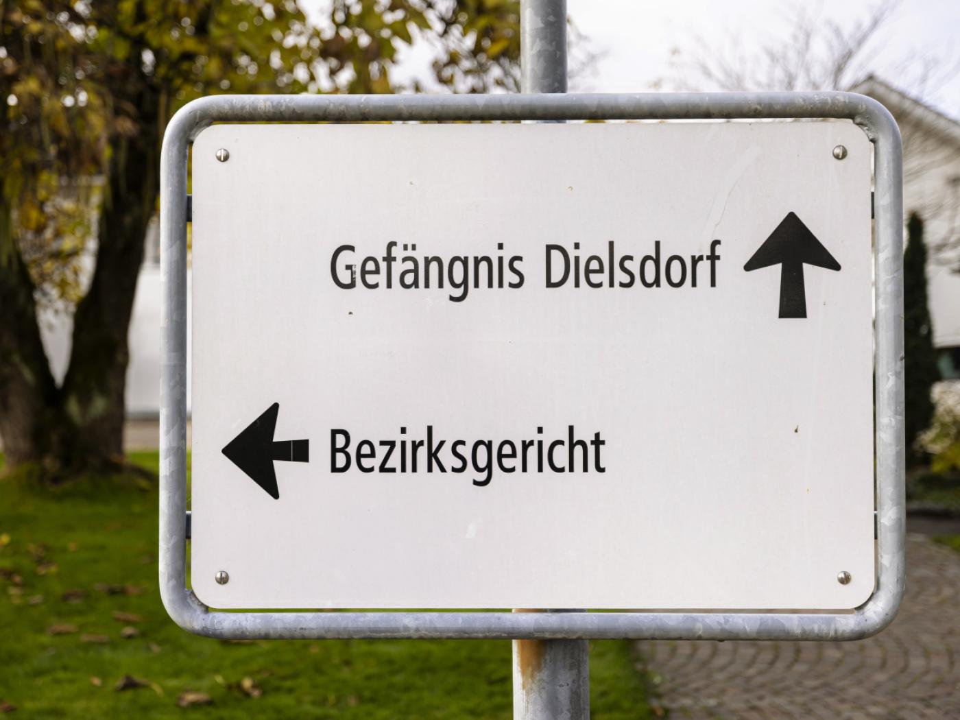 Das Bezirksgericht Dielsdorf schickt einen 51-Jährigen wegen versuchten Mordes ins Gefängnis. (Archivbild)