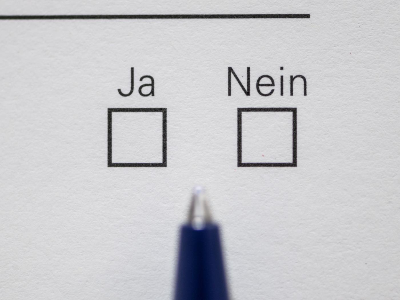 Noch liegt das Kreuz irgendwo dazwischen: Sieben Wochen vor der nationalen Abstimmung sind die Meinungen noch nicht gemacht, wie die erste Umfragerunde zeigte. (Symbolbild)