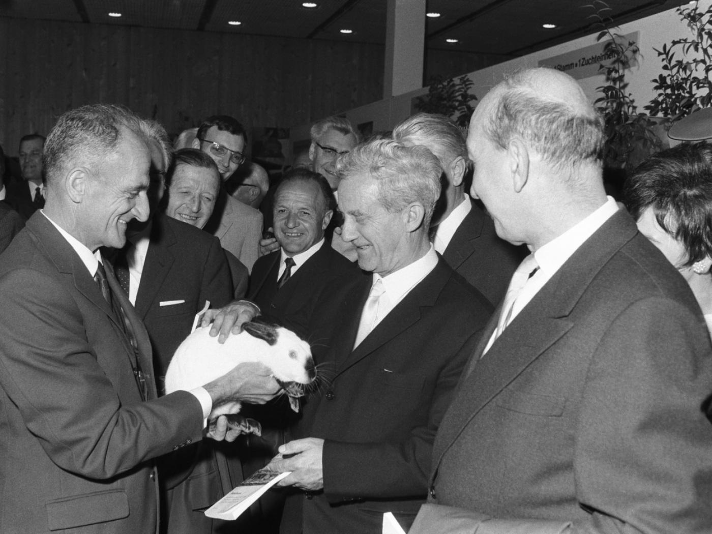 CVP-Bundesrat Roger Bonvin (2. v. rechts) bei der Eröffnung der Olma am 8. Oktober 1970. (Archivbild)