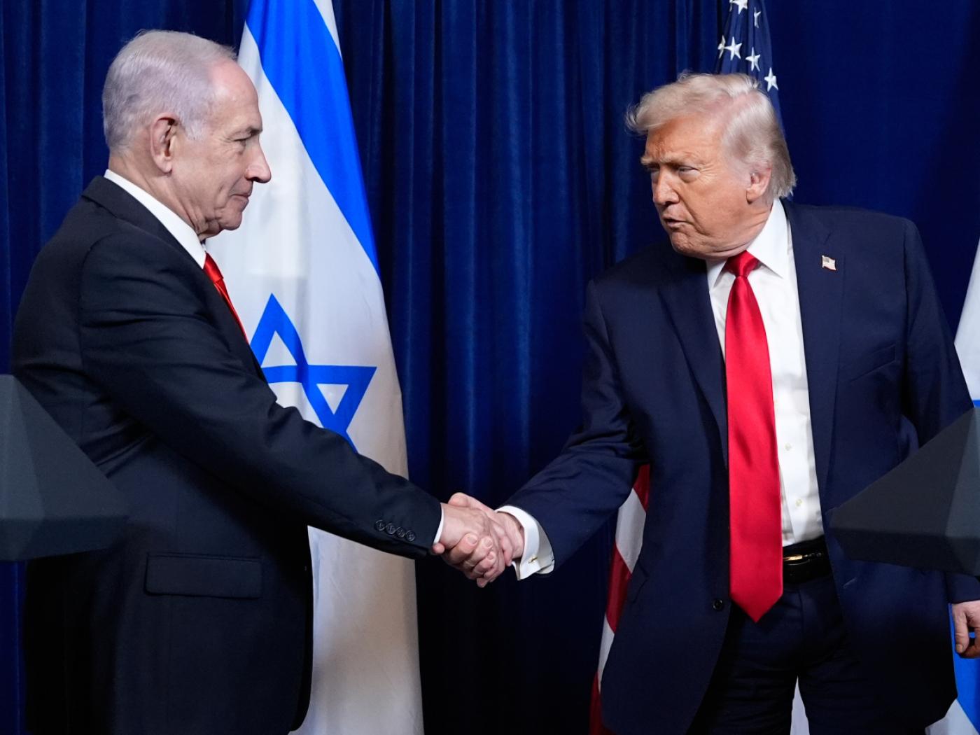 ARCHIV - US-Präsident Donald Trump (r) schüttelt dem israelischen Ministerpräsidenten Benjamin Netanjahu die Hand. Foto: Alex Brandon/AP/dpa/Archivbild