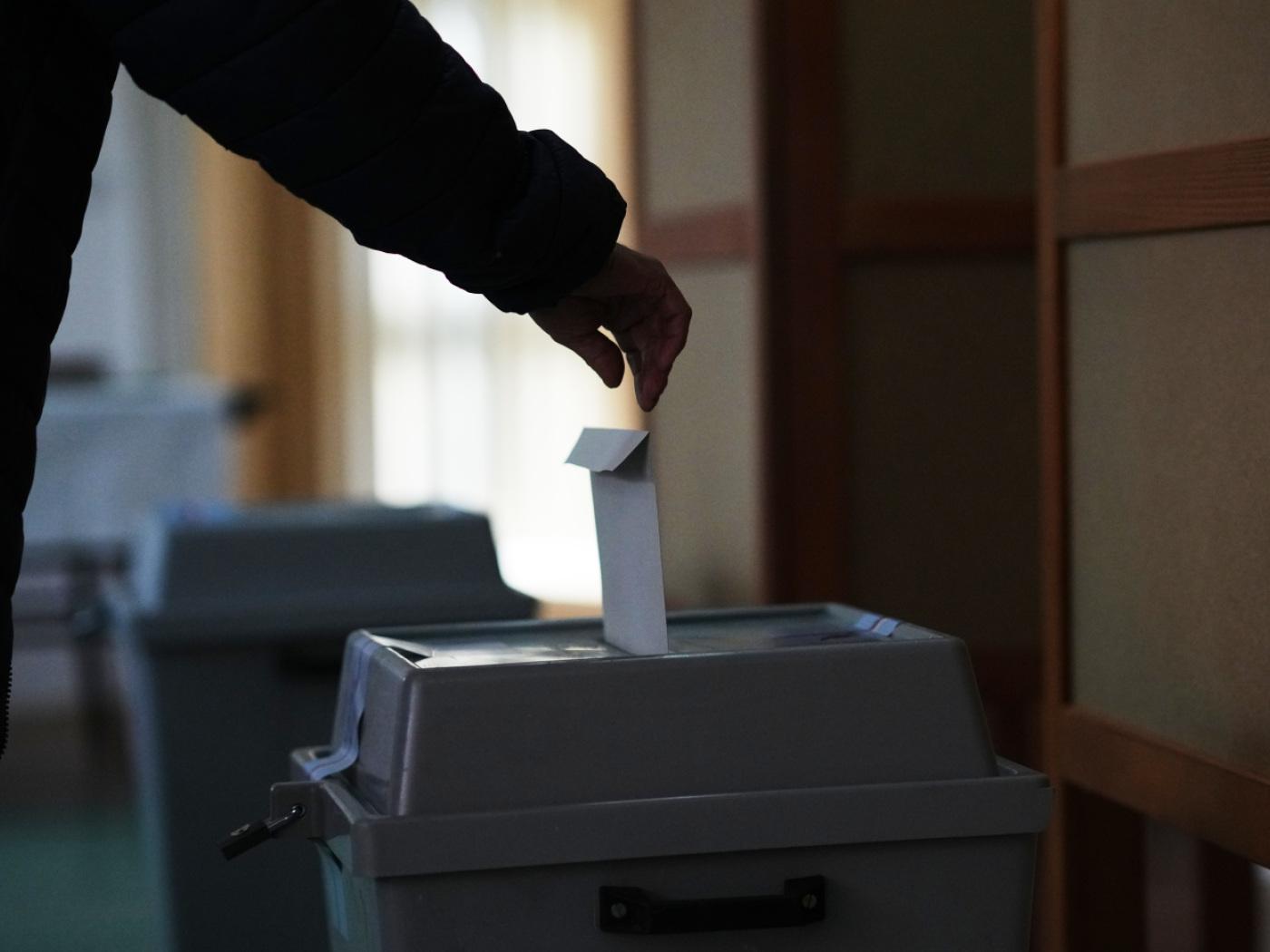 ARCHIV - Ein Mann gibt seine Stimme in einem Wahllokal in Tschechien ab. Foto: Petr David Josek/AP/dpa