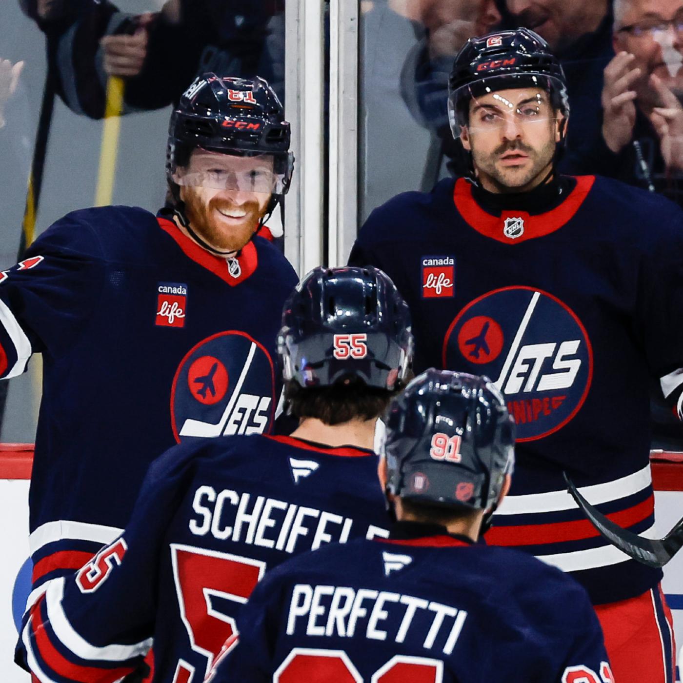 Kyle Connor (links) avanciert gegen Colorado zum Matchwinner für Winnipeg