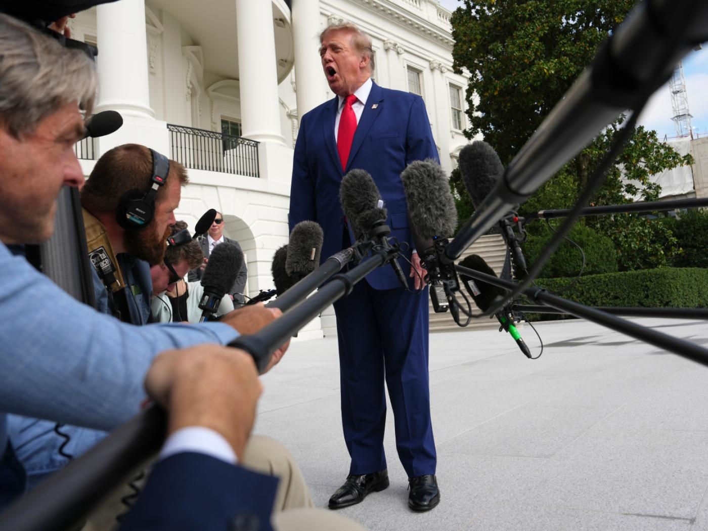 US-Präsident Donald Trump spricht auf dem South Lawn des Weißen Hauses mit Reportern, bevor er an Bord von «Marine One» geht. Foto: Julia Demaree Nikhinson/AP/dpa