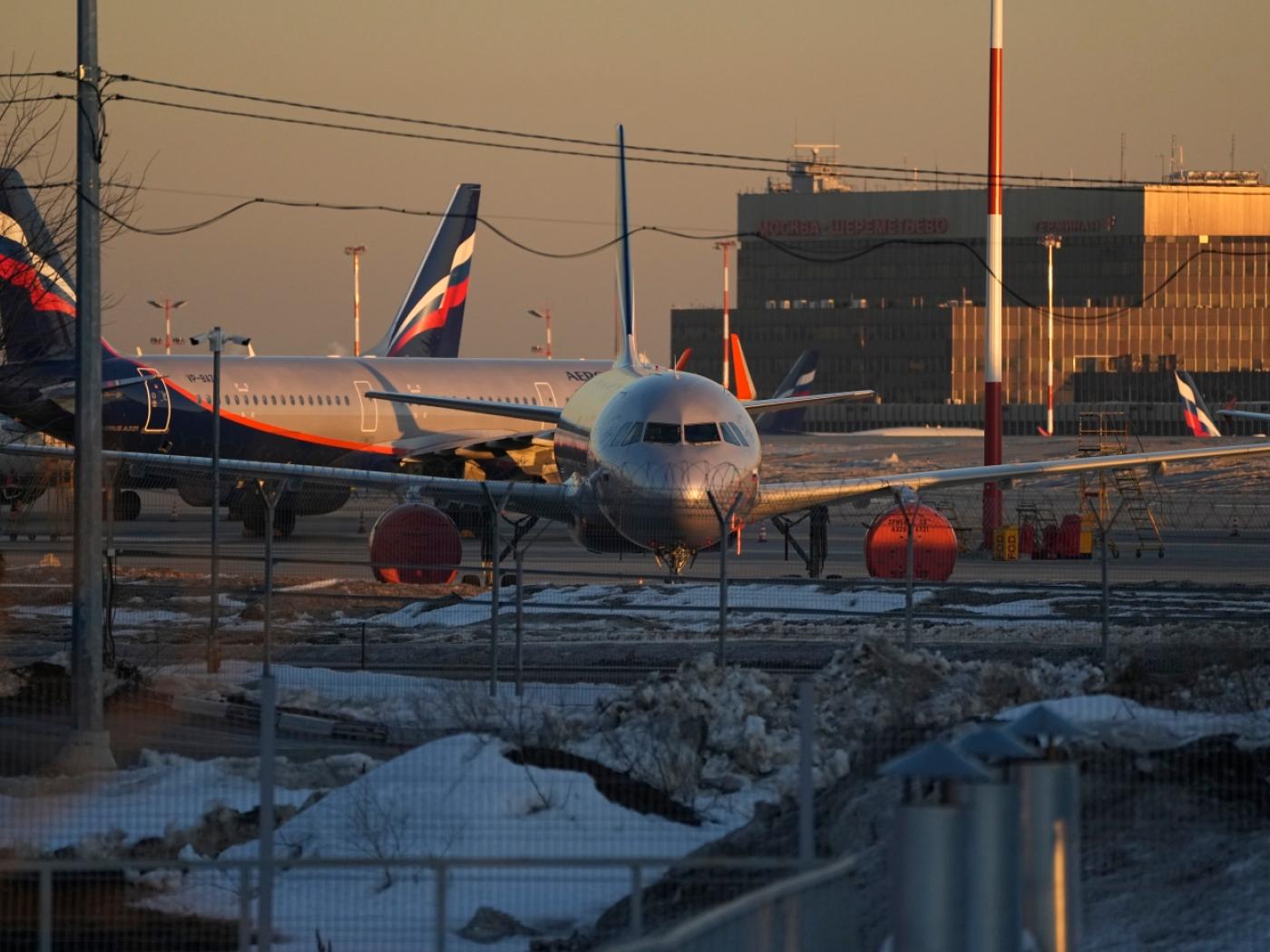 ARCHIV - Aeroflot-Passagierflugzeuge stehen auf dem Flughafen Scheremetjewo außerhalb von Moskau. Foto: Pavel Golovkin/AP/dpa/Archivbild