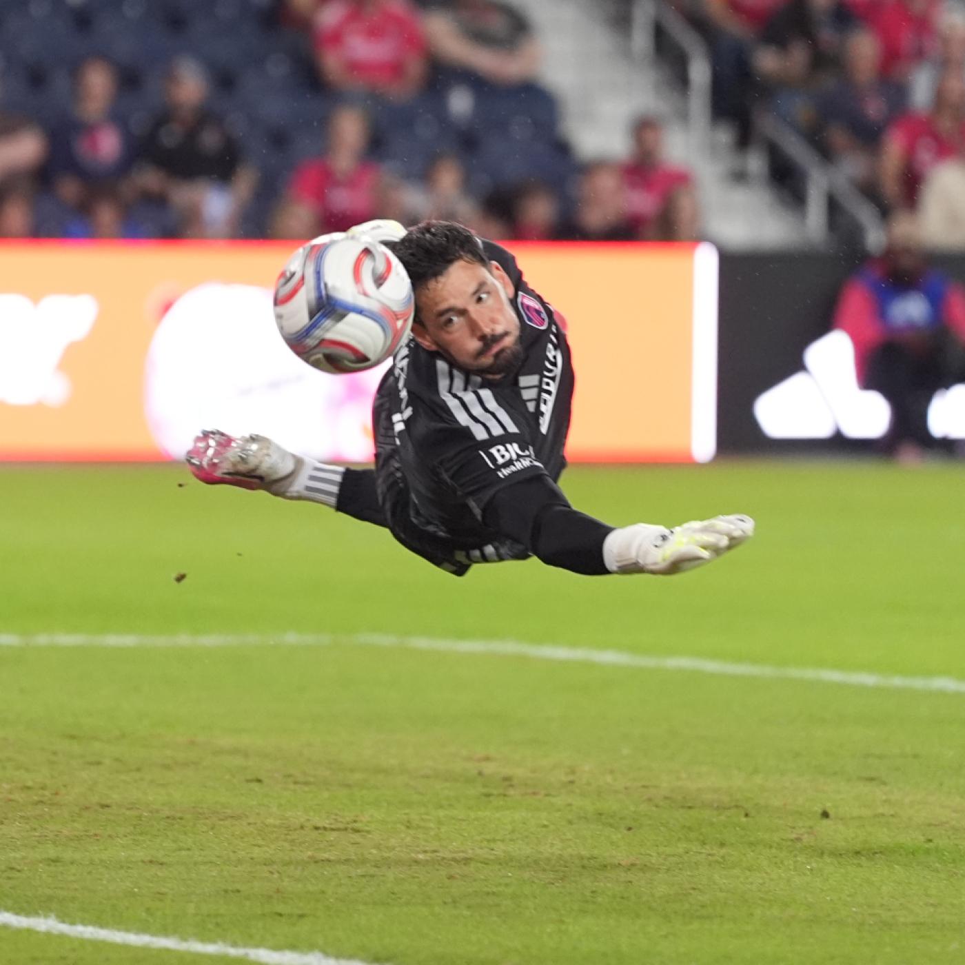 Roman Bürki muss sich beim Cupsieg seines Teams St. Louis City nach einem Zusammenprall auswechseln lassen