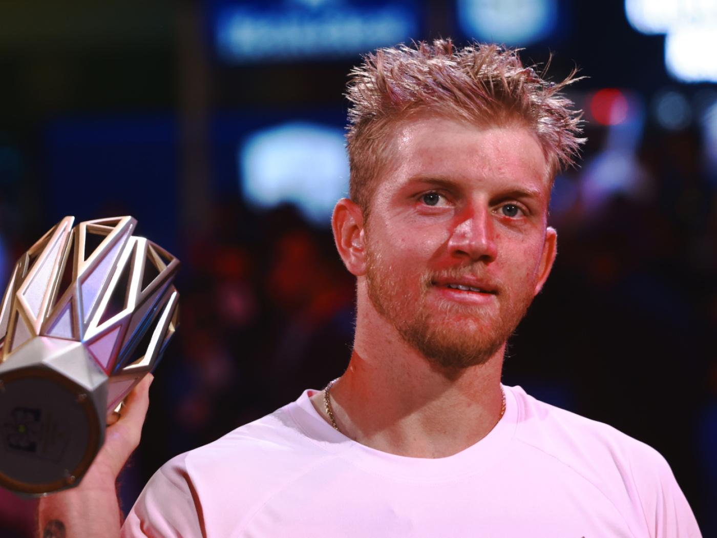 Alejandro Davidovich Fokina mit seinem Siegerpokal von Schanghai