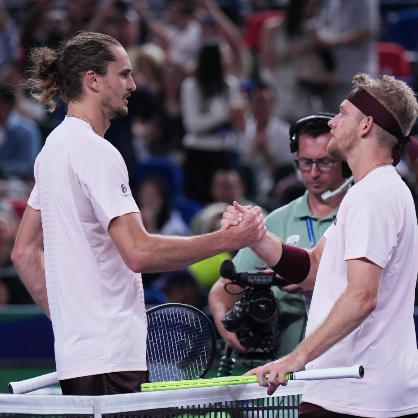 Alexander Zverev (links) verliert gegen Alejandro Davidovich Fokina