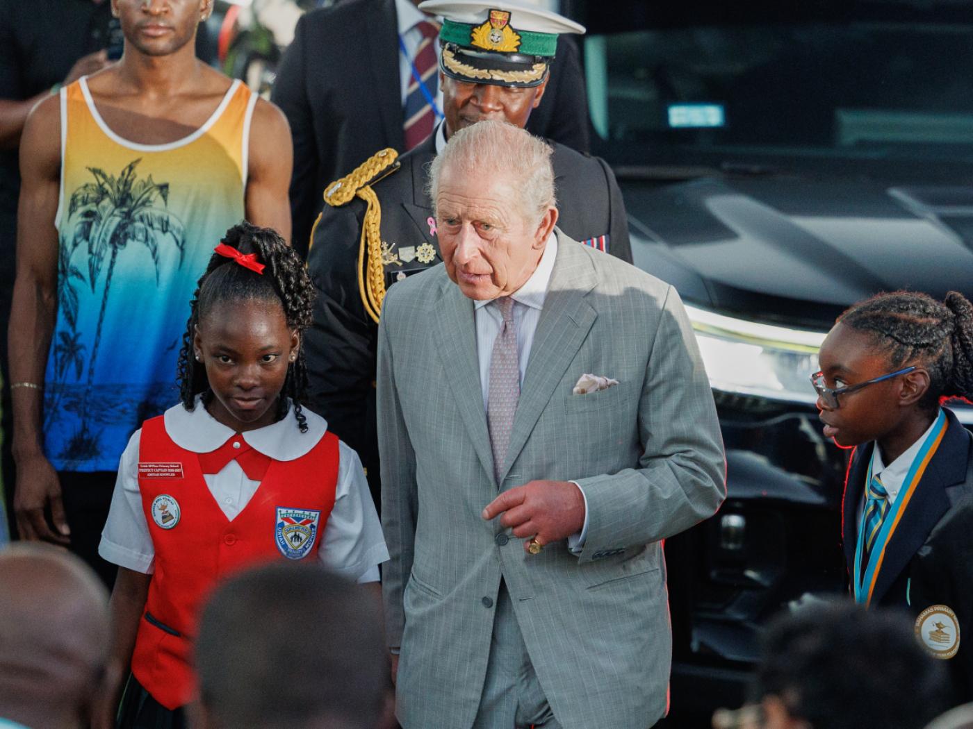 Der britische König Charles III. wird von Schülern begleitet, als er die «Future Bahamas Youth Rally and Exhibition» im Clifford Park in Nassau auf den Bahamas verlässt. 