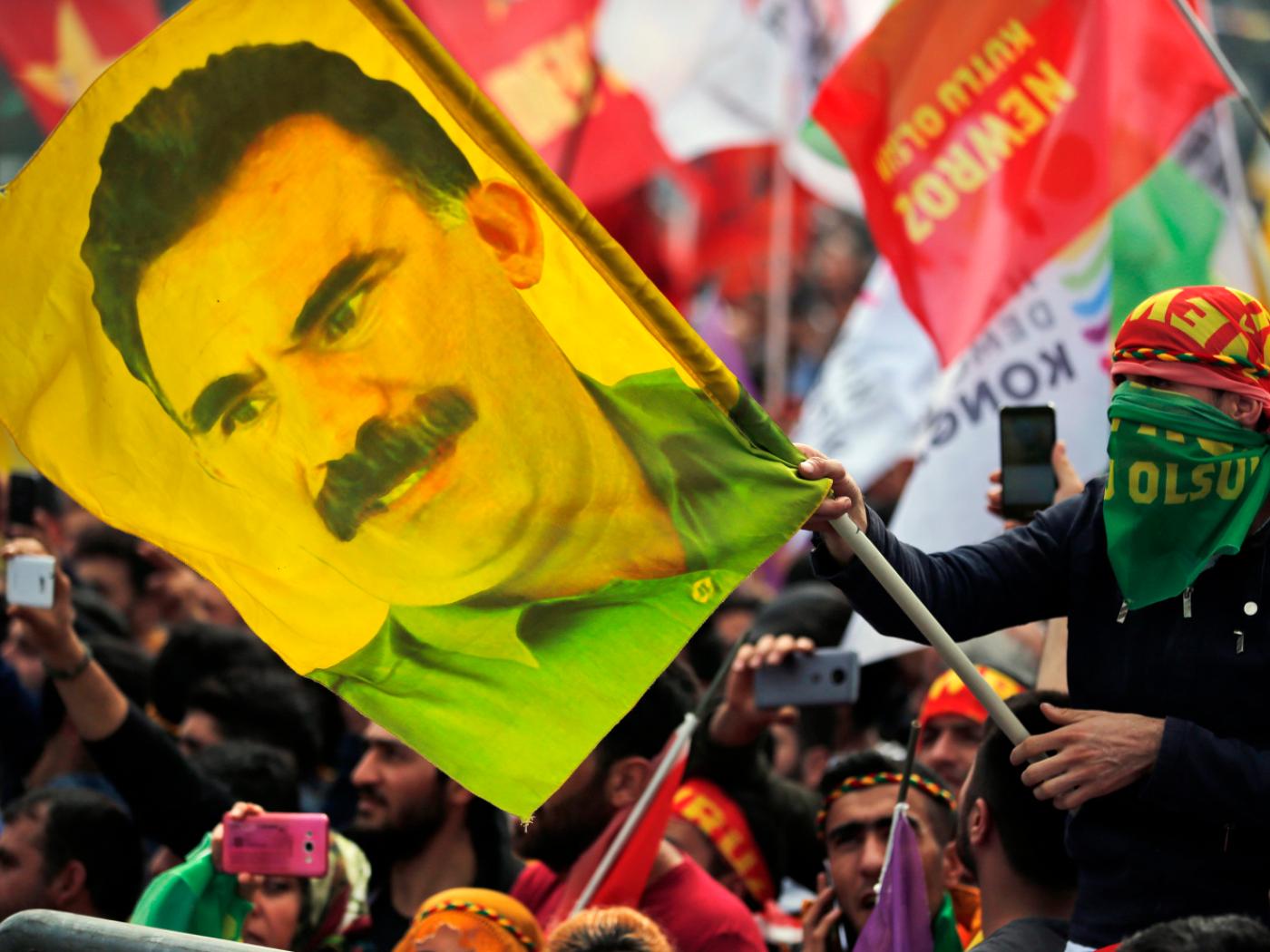 ARCHIV - Ein Jugendlicher hält eine Fahne mit dem Bild des inhaftierten Anführers der verbotenen kurdischen Arbeiterpartei PKK, Öcalan. Foto: Lefteris Pitarakis/AP/dpa