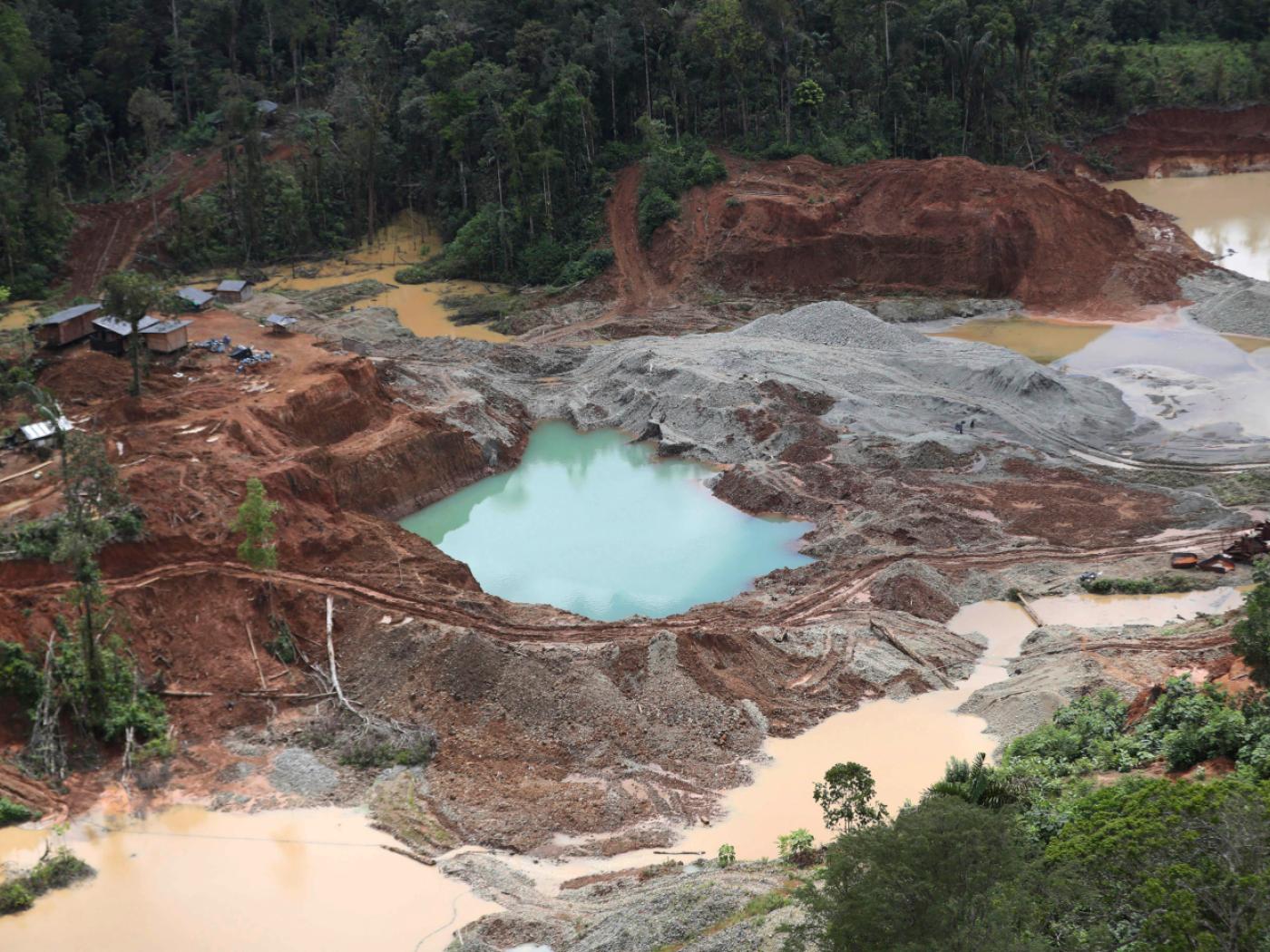 ARCHIV - Blick auf eine abgeholzte Fläche in Magui Payan, an der illegalen Goldbergbau betrieben wird. Foto: Fernando Vergara/AP/dpa