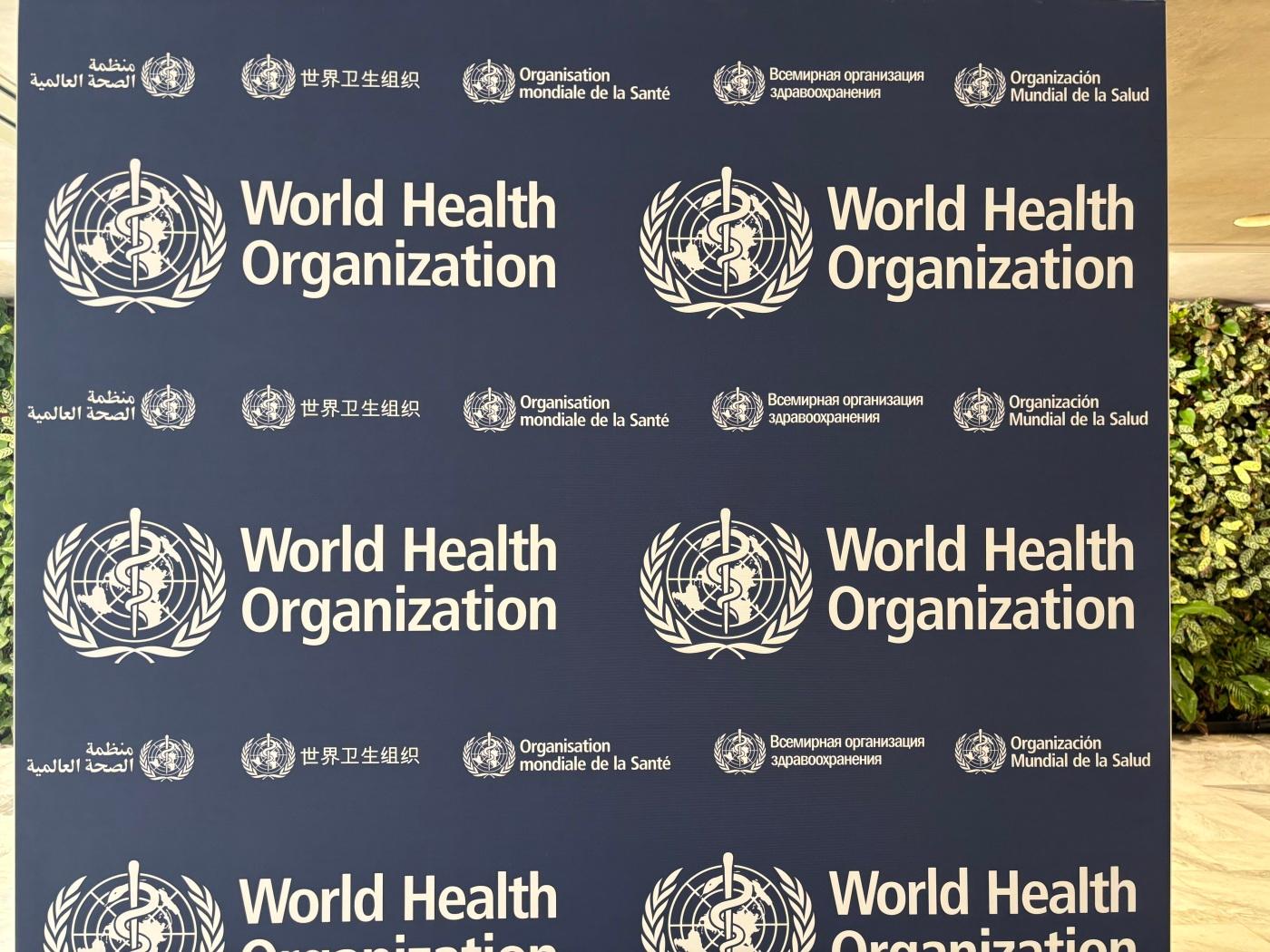 ARCHIV - Ein Aufsteller mit dem Logo der Weltgesundheitsorganisation (WHO). Foto: Christiane Oelrich/dpa