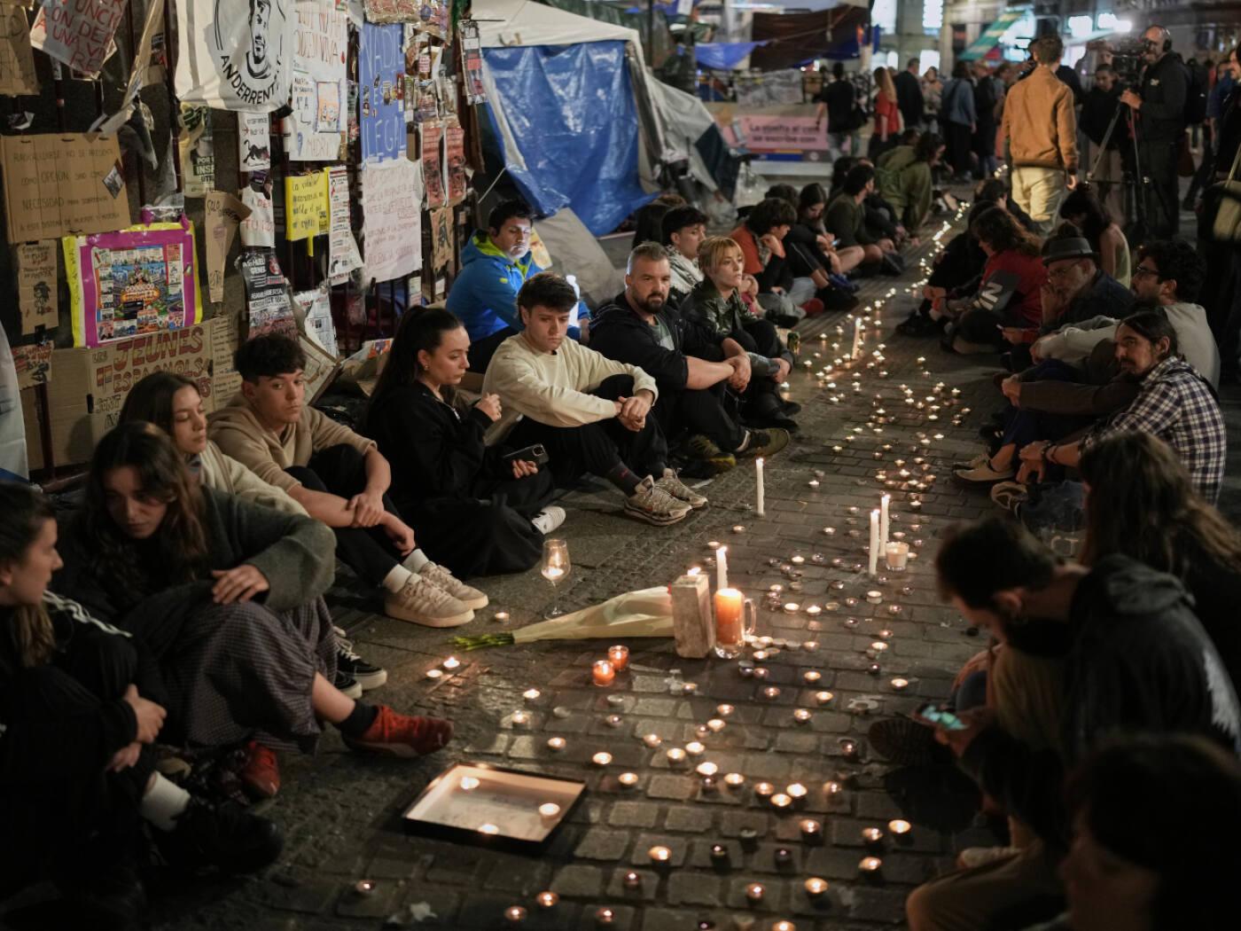 Nach dem gemeldeten Tod von MarÌa del Carmen Abascal, der 87-j‰hrigen Frau, deren Zwangsr‰umung landesweite Proteste ausgelˆst hatte, versammeln sich Demonstranten auf dem Platz "Puerta del Sol" in Madrid. Foto: Bernat Armangue/AP/dpa