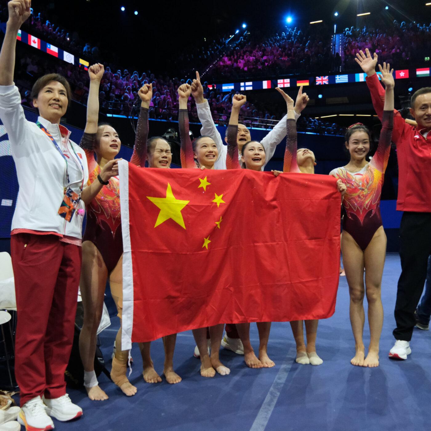 Ausgelassener Jubel: Chinas Kunstturnerinnen holten Team-Gold an der WM in Rotterdam