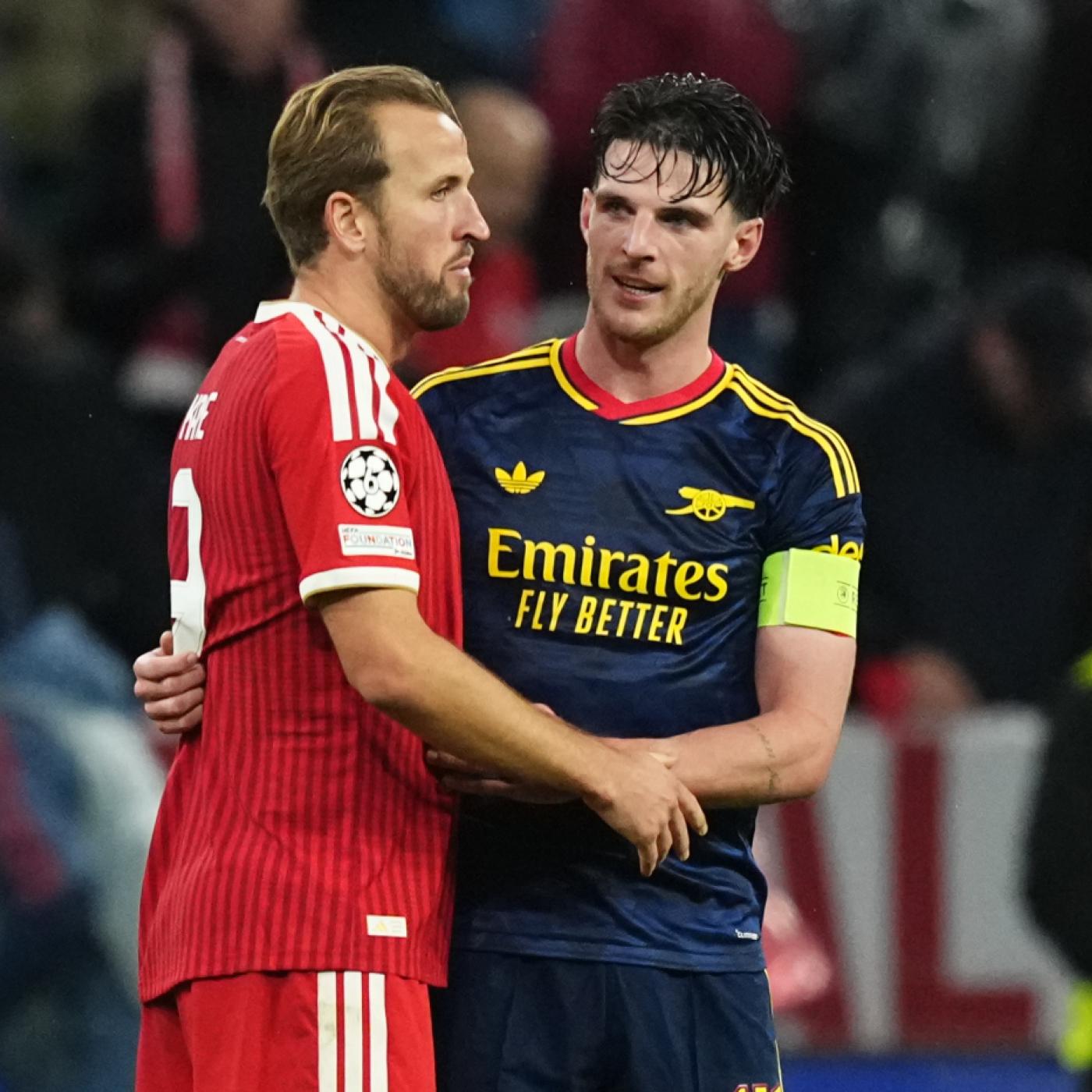 Harry Kane und  Declan Rice beim Austausch nach dem 2:2