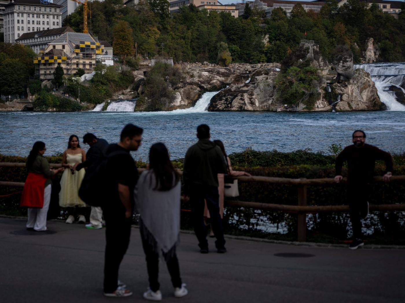 Ein neues Parkleitsystem soll die Besucherinnen und Besucher am Rheinfall bereits auf der Autobahn darauf hinweisen, wo noch Parkplätze frei sind. (Symbolbild)