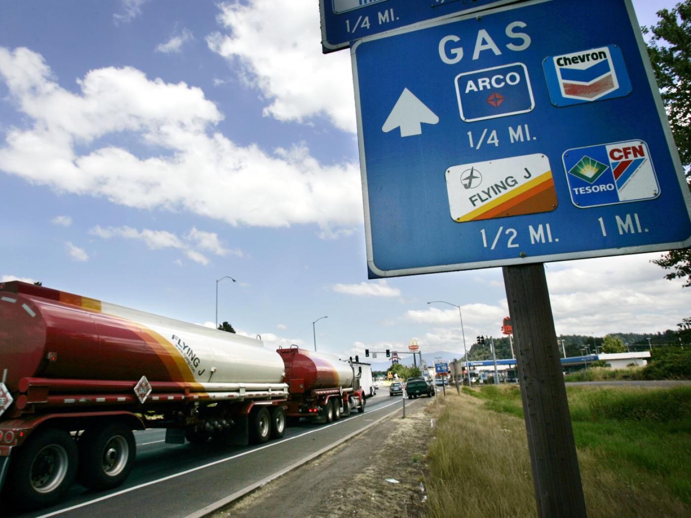 Die hohen Treibstoffpreise in den USA verteuern den Transport von Waren und die Landwirtschaft. (Archivbild)