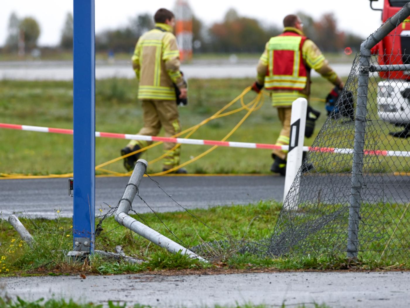 Das durchbrochene Zaunelement an der Zufahrt zum Flugplatzgelände ist zu sehen. Die Polizei ermittelt nach einem erneuten Sicherheitsvorfall am Flughafen Leipzig/Halle an der Landebahn Nord. Foto: Heiko Rebsch/dpa
