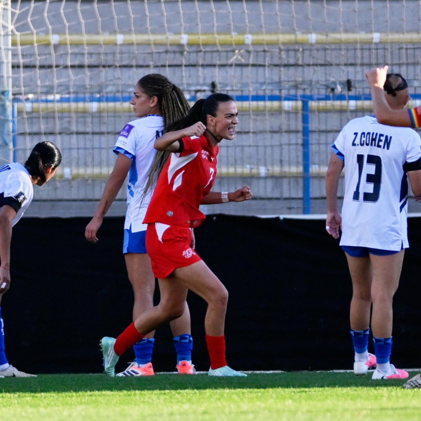 Riola Xhemaili jubelt über ihren Doppelpack im Spiel gegen Israel