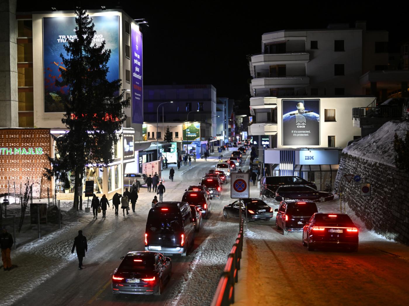 Die Davoser Promenade erhält während des WEF aufgrund von temporären Bauten ein neues Gesicht. Davos hat wegen der negativen Begleiterscheinungen - etwa für den Verkehr - aber nun eine Kontigentierung der temporären Bauten eingeführt. (Archivbild)