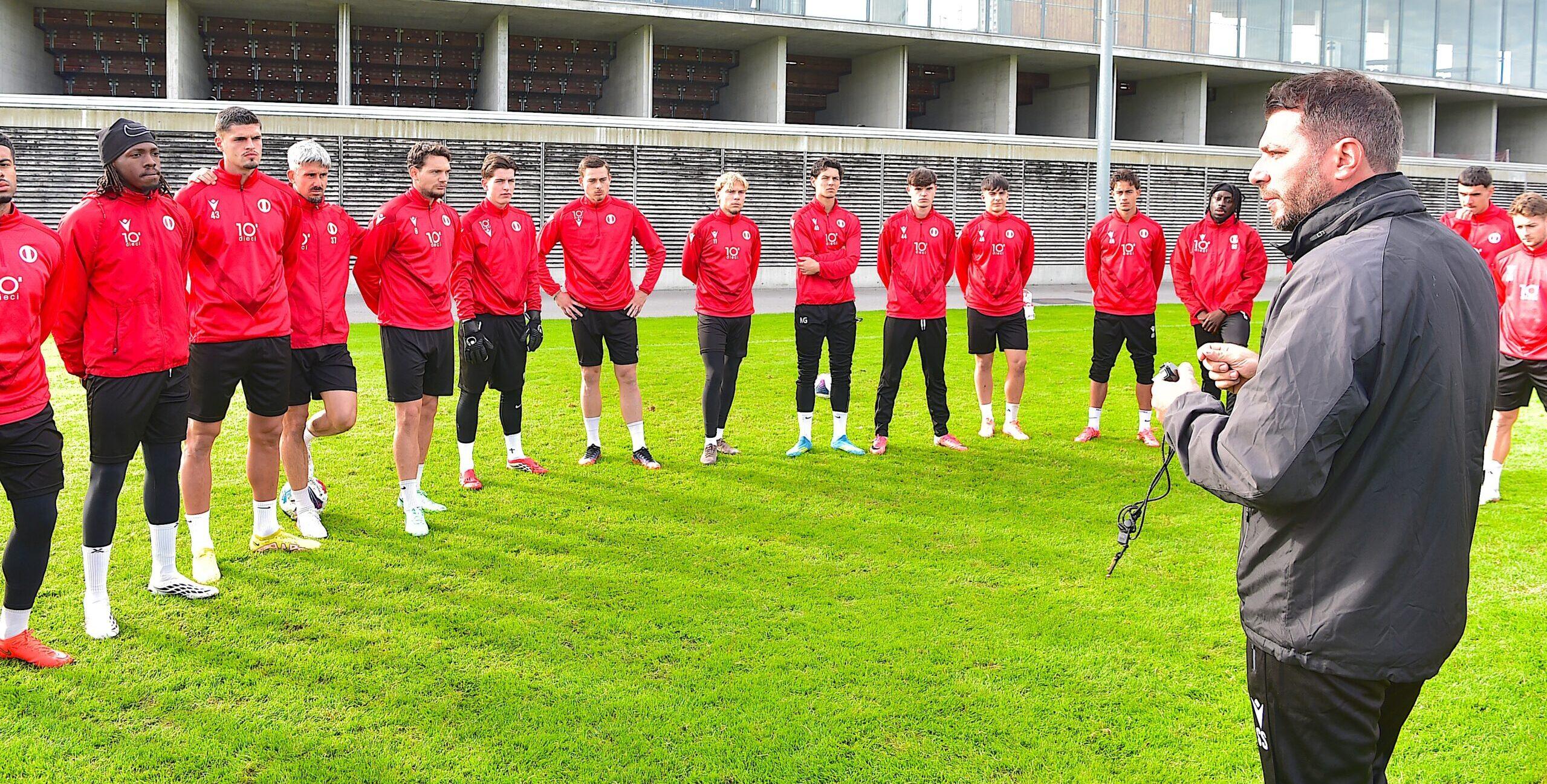 Letzte Vorbereitungen: Selcuk Sasivari (rechts) bespricht sich mit seiner Mannschaft am Dienstag vor dem Training im Grünfeld.