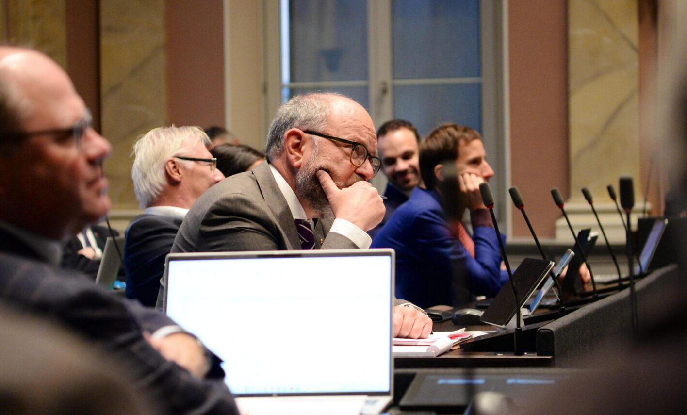 Finanzielle Sorgen: Peter Zentner, der Gemeindepräsident von Glarus Süd, verfolgt die Debatte zum Finanzausgleich.