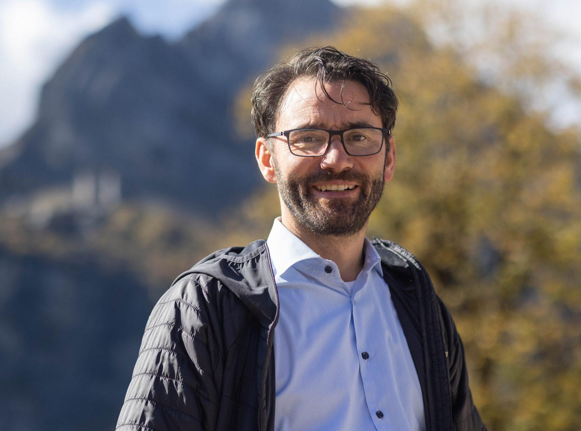 Vor dem Braunwalder Hausberg: Thomas Tschudi feiert zu Füssen des Ortstocks den Anstich des Entwässerungsstollens.