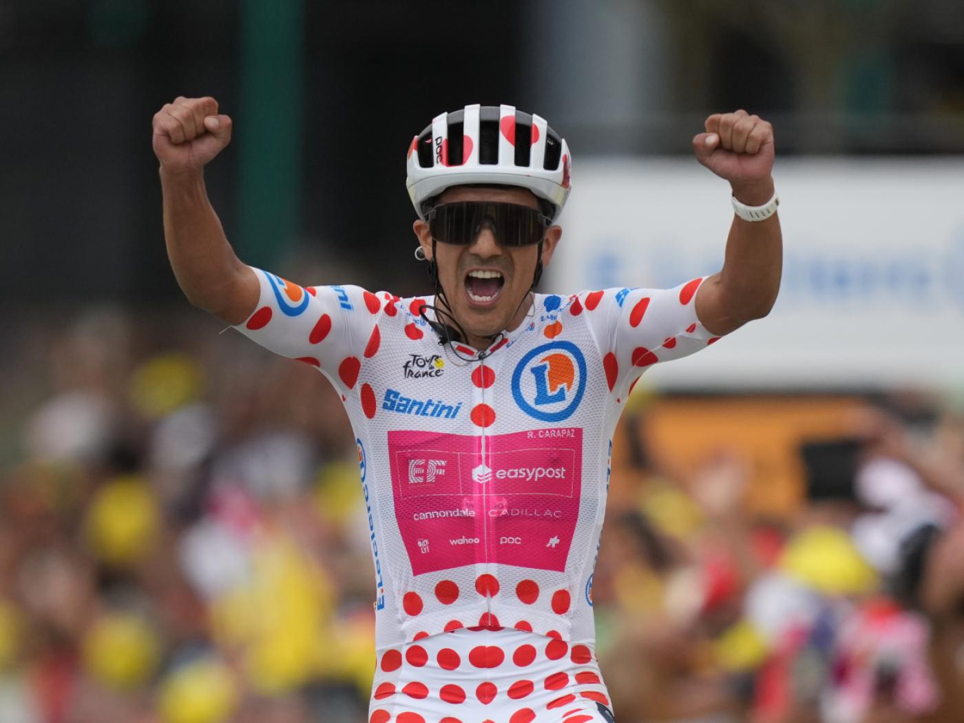 Richard Carapaz im gepunkteten Trikots des besten Berfahrers der Tour de France 2026