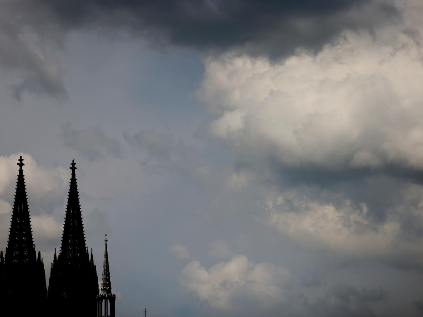 ARCHIV - Wolken ziehen am Dom vorbei. Foto: Oliver Berg/dpa